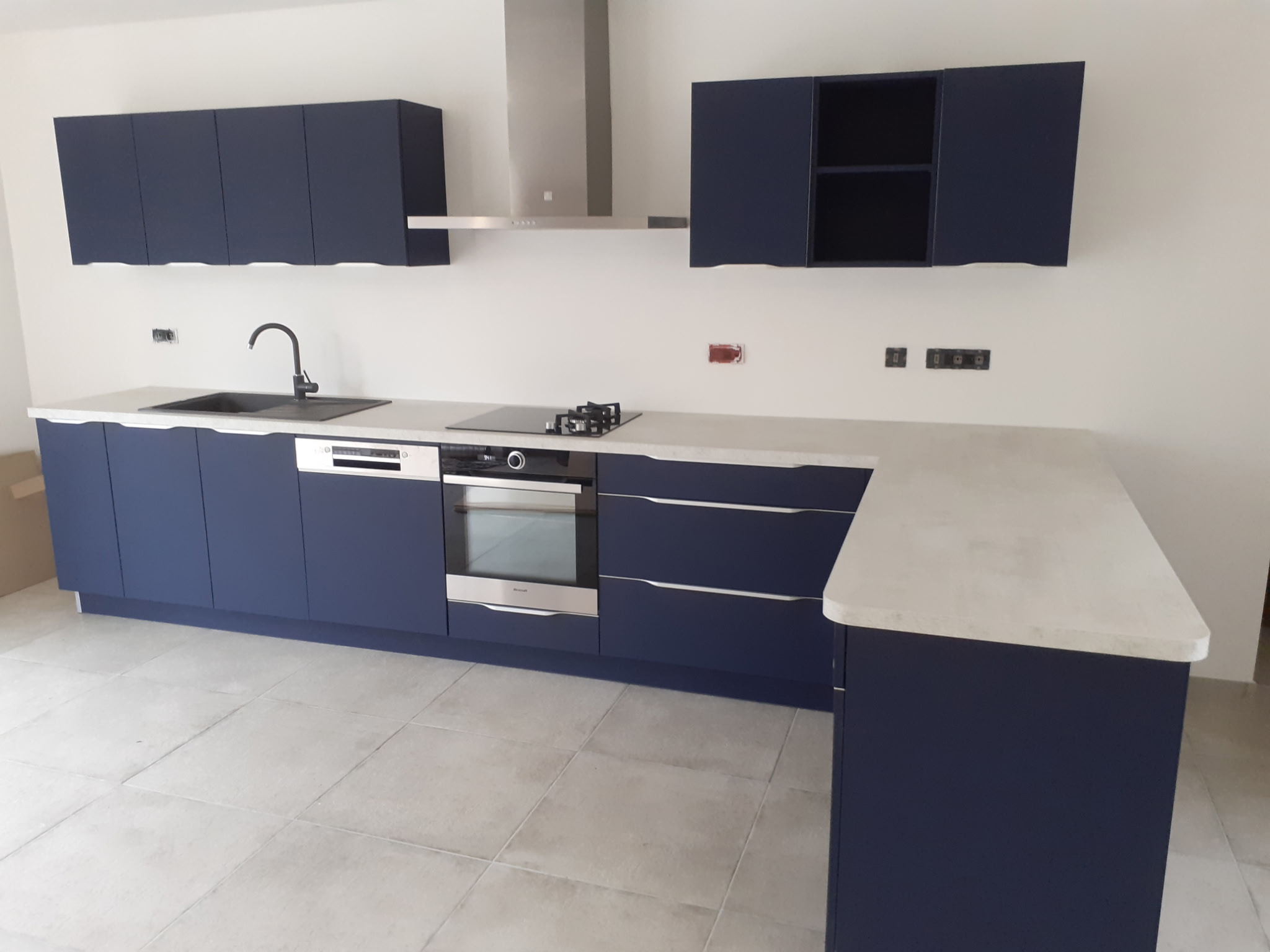 Cuisine bleu marine sur mesure avec îlot central